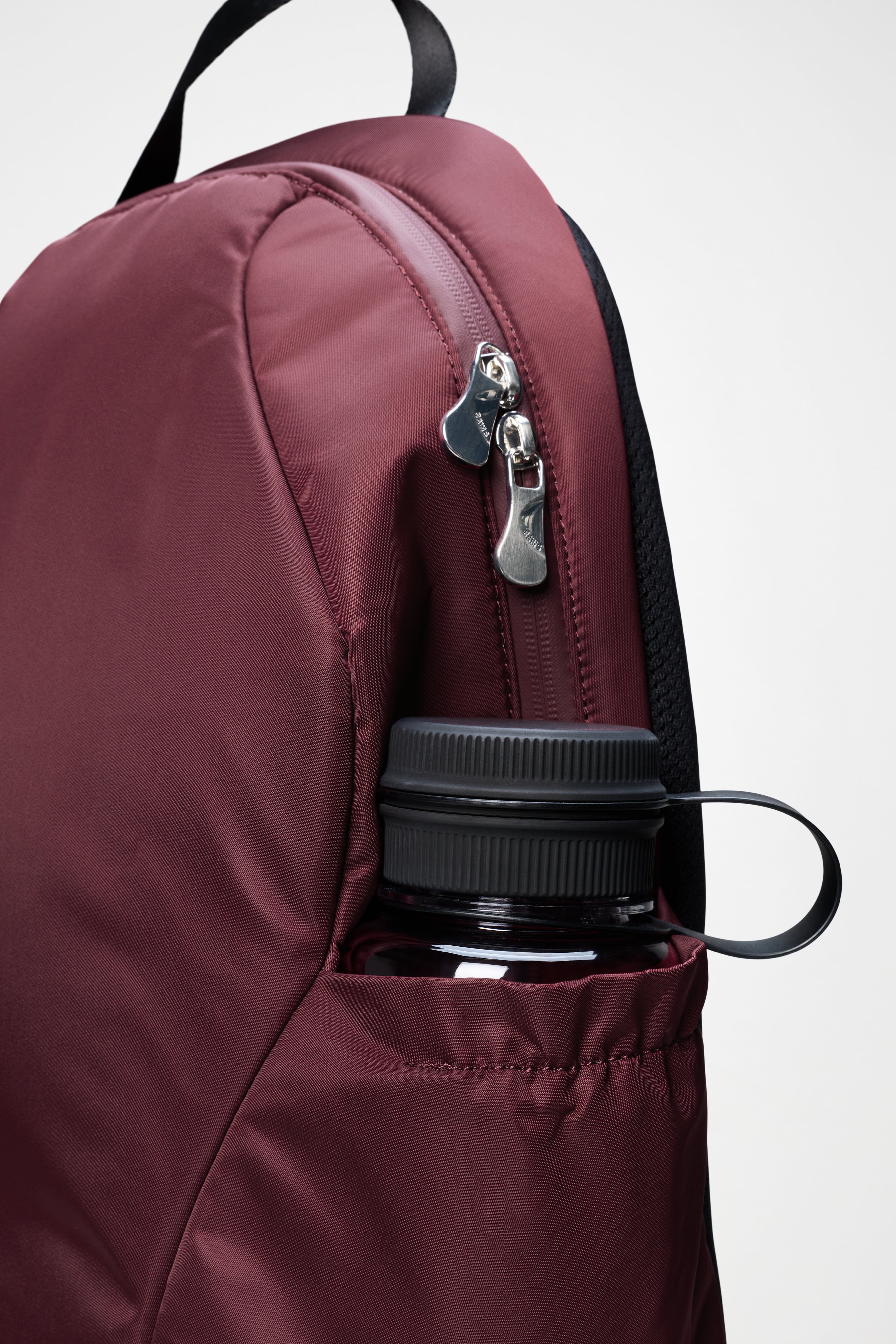 RAINS Delphi Backpack Sip 30L H28.50 x D14 x W47.50 cm Backpack