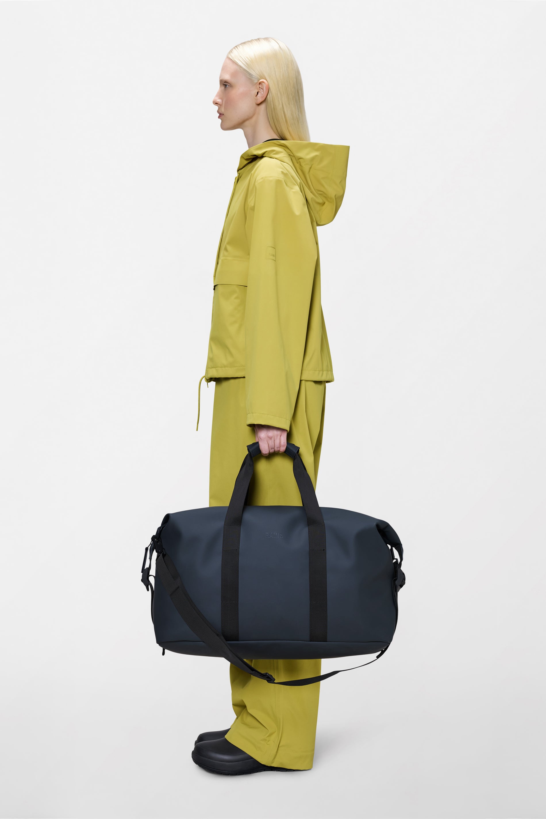 RAINS Hilo Weekend Bag Navy 36L H27 x D26 x W52 cm Weekender
