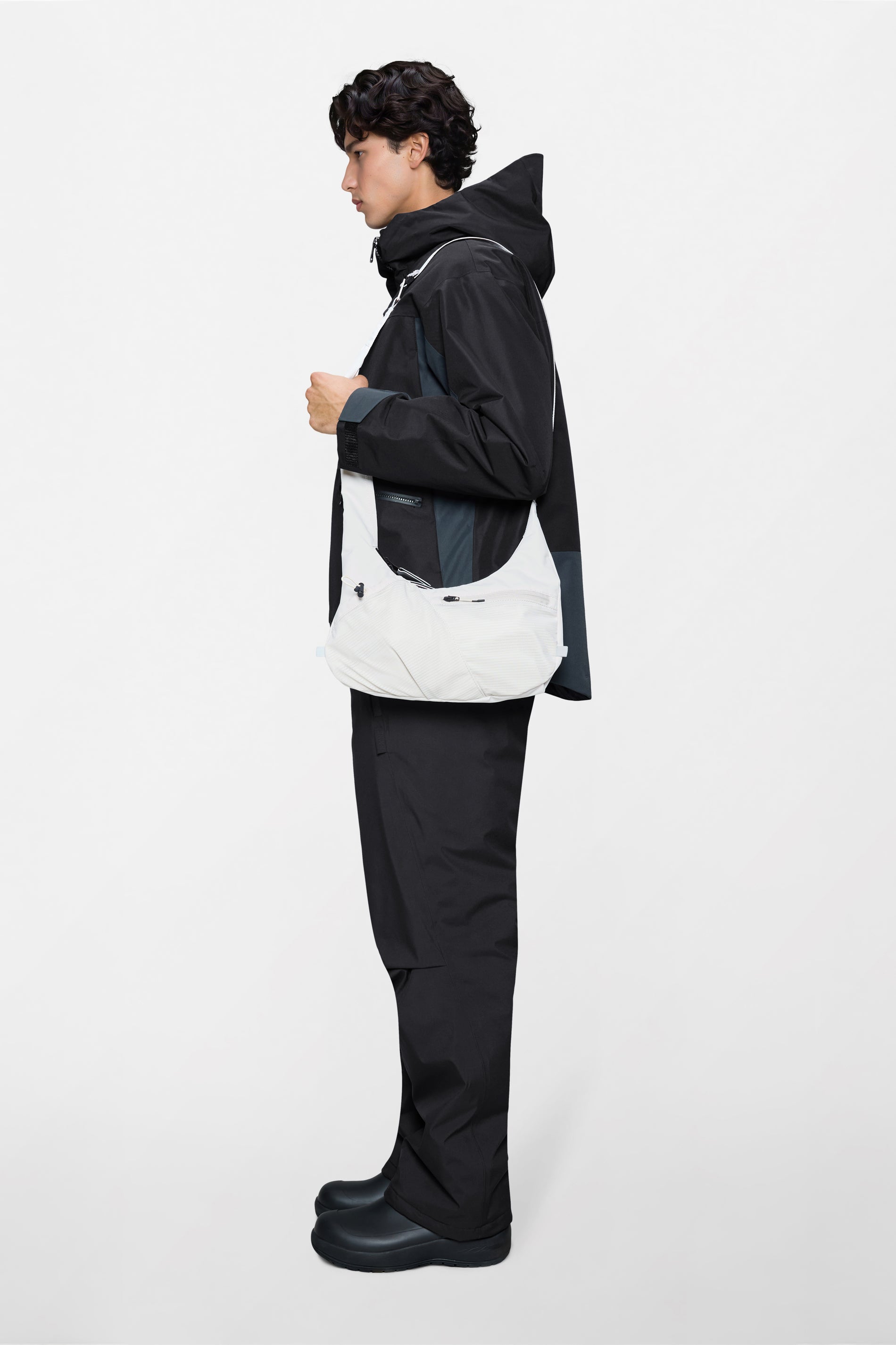 RAINS Niseko Crossbody Bag Blizzard 18L H19.50 x D10 x W36 cm Crossbody